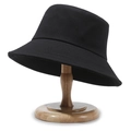 Sombrero de pescador clásico de algodón negro de estilo minimalista en soporte de madera - Talla única / Negro