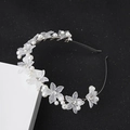 Dettaglio di un cerchietto con fiori opachi e perle bianche su sfondo scuro - Fiore Bianco Opaco Cornice Argentata / Argento