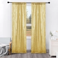 Detailansicht der goldfarbenen Paillettenvorhänge an einer schwarzen Stange im Wohnzimmer - Gold