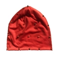 Bonnet en maille rouge avec clous métalliques argentés au design punk minimaliste - Taille unique / Rouge pastèque