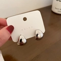 Minimalistische silberne gedrehte Tropfenohrringe auf einer Karte in stilvoller Optik - 2# Silberner Ohrstecker - Silber - Bohne