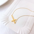 Collana con croce minimalista in acciaio inossidabile placcato oro 18K con pendente orizzontale - Croce Laterale