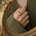 Adjustable gold chain ring with emerald green zircon gemstone on a model hand - Adjustable / Black