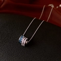Detail der Silberkette mit kreisförmigem Anhänger, besetzt mit blauen und weißen Zirkonia - Halskette / Silber