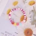 Dettaglio di un bracciale bohémien fatto a mano con faccine sorridenti e perline colorate - Viola Rosa Argilla Polimerica Faccina
