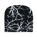 Primer plano del gorro de punto blanco y negro con patrón de rayos y textura de lana - Estilo de Textura Abstracta en Blanco y Negro(A)