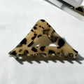 Pinza para el pelo triangular de acetato beige con estampado de leopardo francés - Color Claro