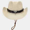 Detail van beige strooien cowboyhoed met etnische band en zilveren stierenschedel - Eén maat / Melkwit & Beige Tweekleurig