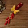 Detalle de pinza para el cabello de mariposa de terciopelo con borlas doradas y dije - Mariposa Dorada Borla de Terciopelo Rojo (Suerte)
