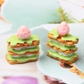 Makroaufnahme von Miniatur-Erdbeer-Matcha-Kuchen aus Harz für DIY-Schmuck und Deko - Matcha + Rosa Erdbeere