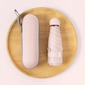 Mini capsule paraplu in lotusroze met harde beschermhoes op een houten dienblad - 6-Rib Mini Vinyl Verdikt + Capsulebox / Lichtgroen