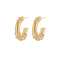 Detailweergave van luxe gouden bamboe-stijl oorringen met glinsterende witte zirkonia - Bamboe Zirconia Stijl (E961-GO)
