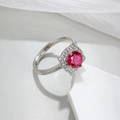 Elegante één karaat rode spinel ring met diamanten halo in een zilveren vintage zetting - Rode Korund