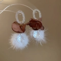 Macro di orecchini ovali con petali di organza marrone e pompon di peluche bianchi - Stile Palla Di Pelo Con Strass Ovali (Ago D'Argento-Oro-Caffè)
