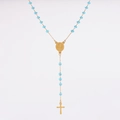 Detalle de rosario dorado con cuentas facetadas azul claro y medalla religiosa - Azul Lago