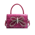 Sac carré fuchsia en cuir gaufré floral avec un fermoir papillon en strass - Rose Rouge