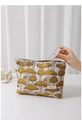 Gros plan d'une trousse de maquillage en toile avec imprimé champignon sur table blanche - Motif Champignon Grand