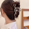 Pinza per capelli in metallo argento a forma di fiocco con perla su acconciatura raccolta - Fiocco d'Argento