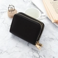 Cartera negra minimalista para mujer con doble cremallera y herrajes en tono dorado - Negro