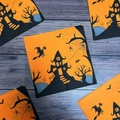 Servilletas de Halloween con siluetas naranjas de brujas y castillos en madera - Naranja