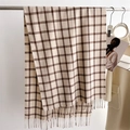 Nahaufnahme des beigen und braunen Karoschals mit eleganten Fransen am Saum - Beige