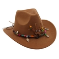 Vista dettagliata del cappello da cowboy etnico marrone con perline e conchiglie - Taglia unica / Cachi