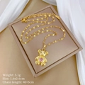 Makroaufnahme der Gold-Bären-Halskette mit rosa Herz-Edelstein in einer edlen Schmuckschatulle - Goldener Bär (Rosa Herz)