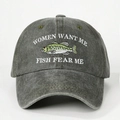 Detailaufnahme einer dunkelgrauen Vintage-Baseballcap mit Fisch-Stickerei - Armeegrün