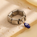 Nahaufnahme modularer Edelstahlring mit Hamsa-Hand und blauem Evil-Eye-Anhänger - Silber Dunkelblaue Hamsa Hand Modularer Ring (DZ-575)