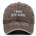 Détail de la broderie sur la casquette de baseball vintage en coton lavé marron foncé - Café
