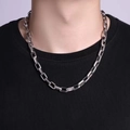 Gros plan d'un collier à maillons rectangulaires en acier inoxydable argenté sur un mannequin - Collier (55cm) / Argent