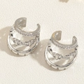 Dettaglio macro del polsino per orecchio a X in argento con zirconi e design a catena - Clip per orecchie a tre strati / Colore Platino