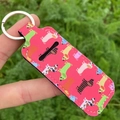 Porte-clés étui à rouge à lèvres en néoprène rose avec motifs teckels colorés et anneau - Chien