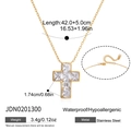 Dettaglio macro della collana a croce in acciaio dorato con zirconi e chiusura a moschettone - Collana con ciondolo a croce in pavé di zirconi quadrati dorato (JDN0201300) / Oro
