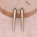 Par de colgantes de cono puntiagudo de bronce para joyería DIY sobre fondo madera - Bronce Antiguo
