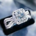 Eleganter Verlobungsring mit Prinzessschliff und Pavé-Schiene auf schwarzer Schmuckschachtel - US 7 / Weißgold