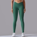 Dettaglio dei pantaloni da yoga verdi a vita incrociata con texture traspirante senza cuciture - Taglia S / Pantaloni e gonne / Verde Scuro