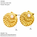 Dettaglio macro di orecchini a conchiglia in acciaio placcato oro 18k con perle - Forma di Conchiglia (SE948G)