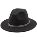 Détail d'un chapeau fedora en laine noire avec un ruban scintillant argenté pailleté - Gris clair