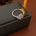 Dettaglio di un anello a fiore con zirconi su una scatola nera per gioielli - Stile Fiore Aperto / Argento