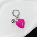 Dettaglio del ciondolo a cuore in resina rosa lucida con charm e clip in metallo argento - Rosa Rosso