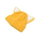 Dettaglio del cappello in maglia gialla con orecchie di animali e soffice texture - Cappello di peluche con orecchie di gatto per bambini / Giallo