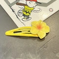 Detalle de pinza para el pelo con flor de plumeria amarilla y clip metálico clásico - Amarillo