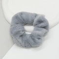 Détail d'un chouchou en fausse fourrure de lapin gris avec une texture pelucheuse - Gris
