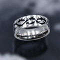 Anello punk rock in acciaio al titanio con motivi a spine nere e finitura argento lucido - US 7 / Anello di Spine