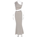 Details des steinfarbenen Zweiteilers mit One-Shoulder-Top und High-Waist-Fischschwanzrock - S / Nude