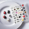 Pegatinas 5D navideñas para uñas con diseños de corazones y alas de diablo en plato blanco - TS-128 Corona de Corazón