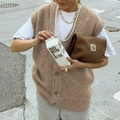 Chaleco de punto marrón con cuello en V y botones para mujer sobre camiseta blanca - S / Marrón