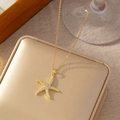 Dettaglio della collana con ciondolo a stella marina dorata e cristalli scintillanti - Stile A Stella Marina / Oro
