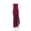 Abito a fascia bordeaux aderente con un orlo asimmetrico rifinito da rouches eleganti - S / Borgogna